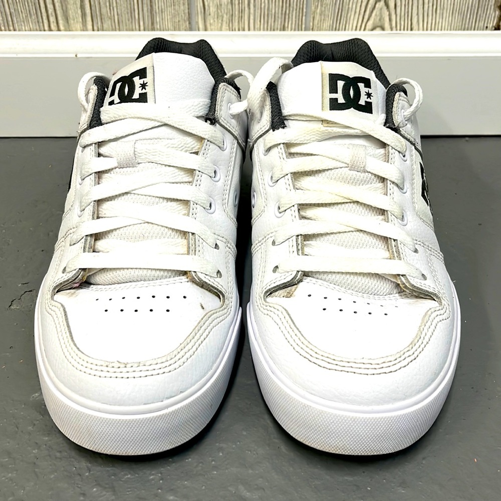 White and grey DC men’s sneaker